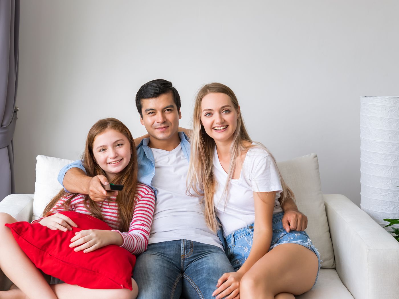 Familia feliz en su hogar protegido, sin plagas