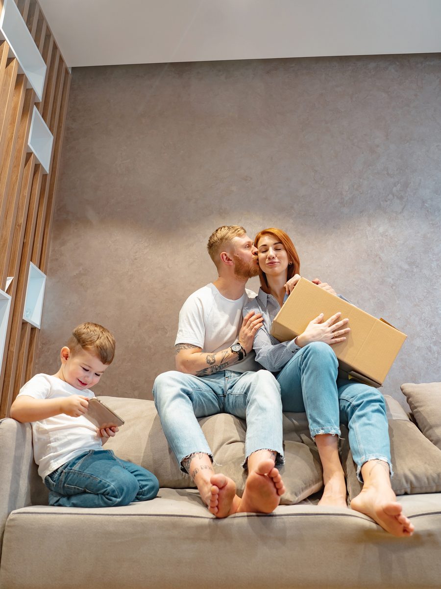 Familia disfrutando un hogar limpio y protegido